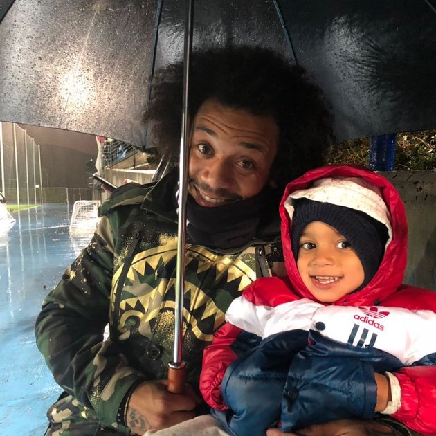 Marcelo hóa 'anh trai mưa' che chở con trai trên sân tập - Bóng Đá