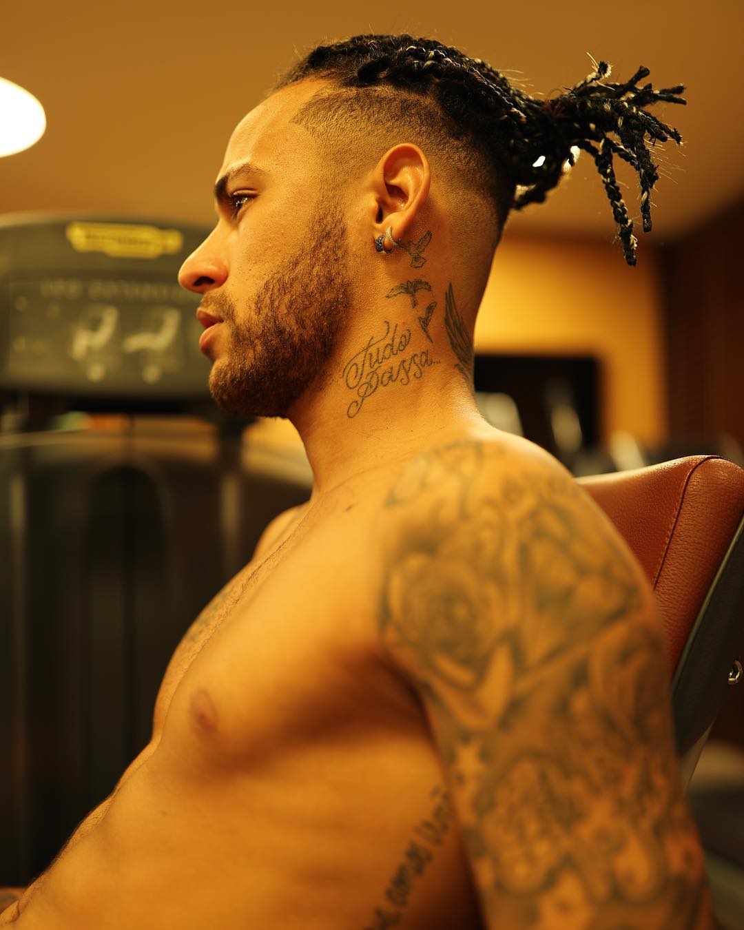 Neymar hóa thành ngôi sao nhạc rock với kiểu tóc mới - Bóng Đá