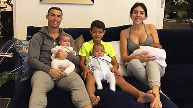 Nể phục tài chăm con của bạn gái 'vạn người mê' của Ronaldo - Bóng Đá