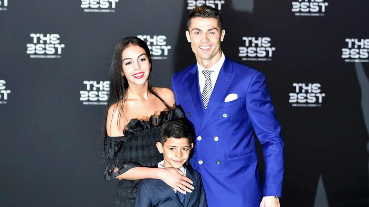 Nể phục tài chăm con của bạn gái 'vạn người mê' của Ronaldo - Bóng Đá