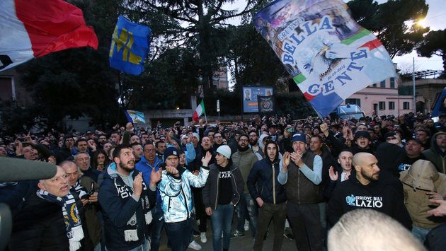 CĐV Lazio bao vây trụ sở FIGC phản đối công nghệ VAR - Bóng Đá