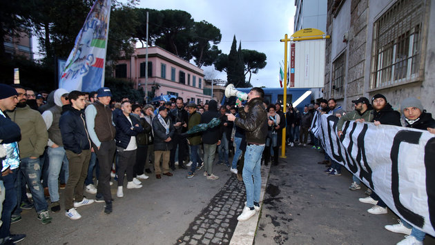 CĐV Lazio bao vây trụ sở FIGC phản đối công nghệ VAR - Bóng Đá