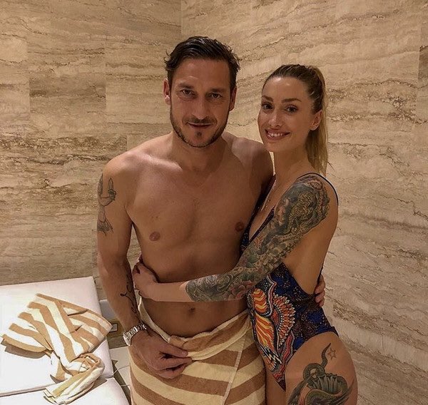 Totti bị bắt gặp đi spa cùng hotgirl xăm trổ - Bóng Đá