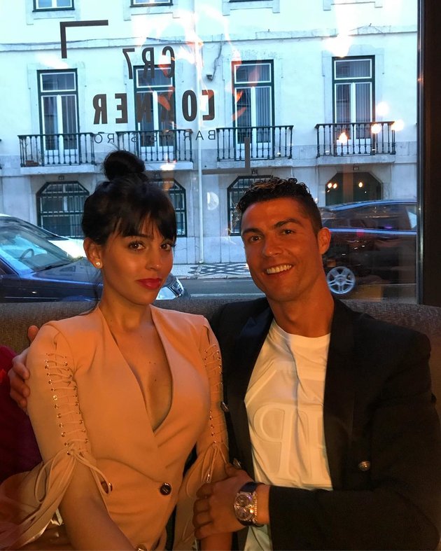 Sắp quyết chiến với Bayern, Ronaldo đưa bạn gái hưởng trăng mật sớm? - Bóng Đá