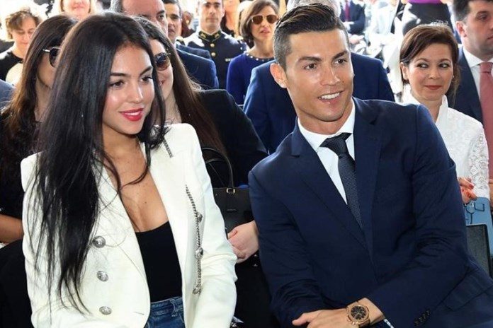 Ronaldo cầu hôn bạn gái bằng nhẫn 'khủng' - Bóng Đá