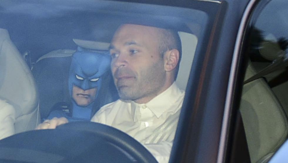 Iniesta là cha đẻ của Batman? - Bóng Đá
