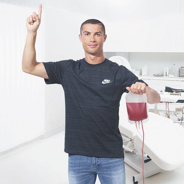 Ronaldo hào hứng khi cho... máu - Bóng Đá