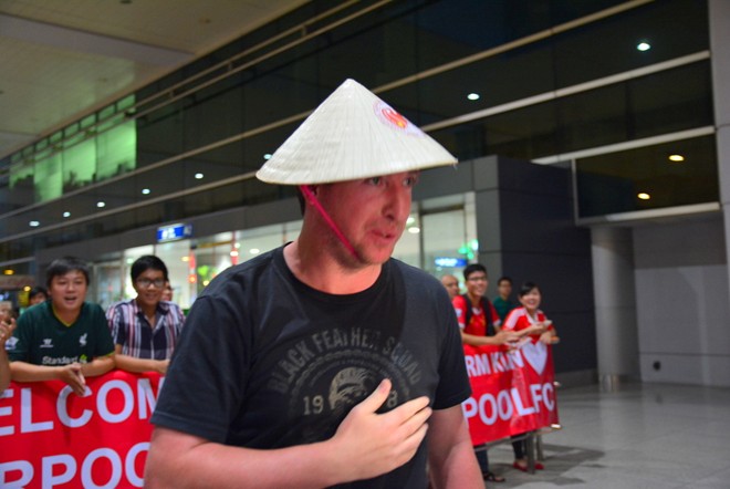 Chộp khoảnh khắc bình dị hết cỡ khi cầu thủ thế giới đội nón lá Việt - Bóng Đá