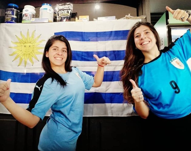 Muôn kiểu quậy tưng bừng của fan Ai Cập và Uruguay - Bóng Đá