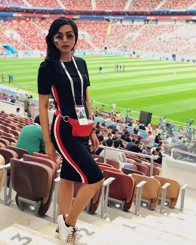 Những fan nữ đẹp hút hồn tại lễ khai mạc World Cup 2018 - Bóng Đá