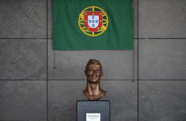 Tượng đồng 'vạn người chê' của Ronaldo đã bị hạ bệ - Bóng Đá