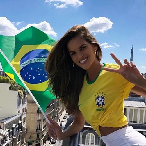 Mất hồn với dàn kiều nữ cháy hết mình vì Brazil - Bóng Đá