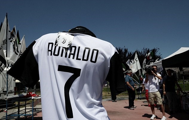 Bỏ lại nỗi buồn World Cup, Ronaldo an yên đi nghỉ dưỡng - Bóng Đá