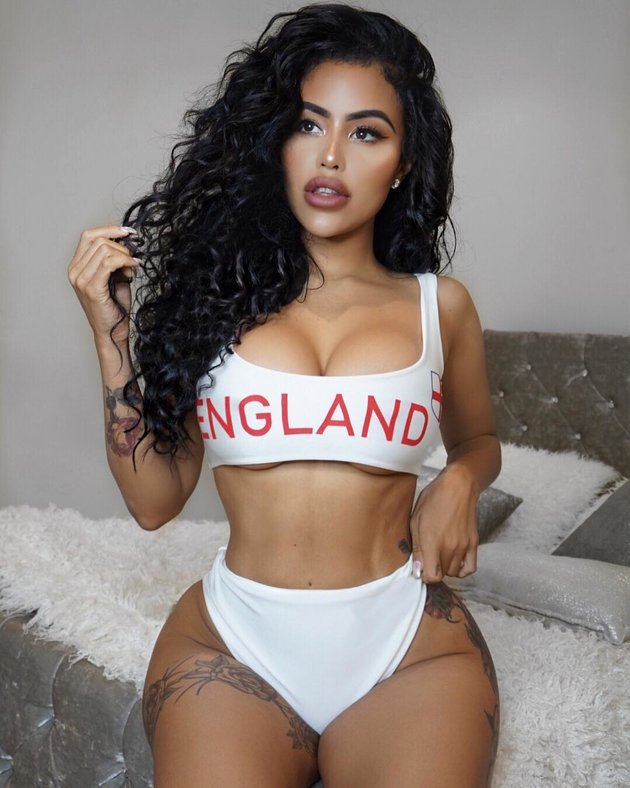 Chloe Saxon - Mỹ nữ khoe vòng một táo bạo vì Tam sư - Bóng Đá