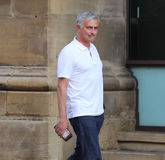 Mourinho đi dạo 'xả stress' trước lịch thi đấu dày đặc của Man United - Bóng Đá