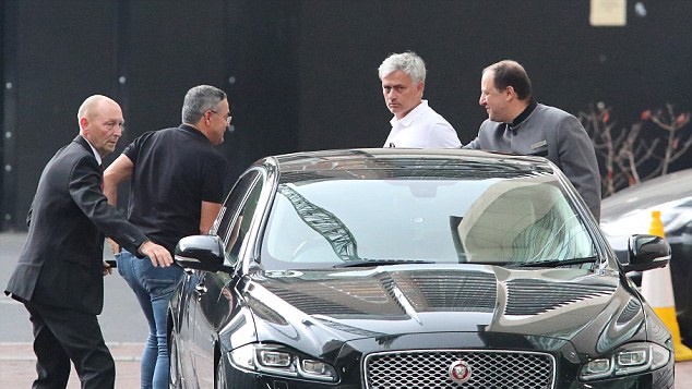 Mourinho đi dạo 'xả stress' trước lịch thi đấu dày đặc của Man United - Bóng Đá