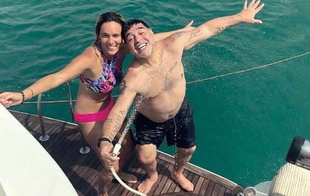 Maradona cầu hôn bồ 9X bằng quà khủng - Bóng Đá