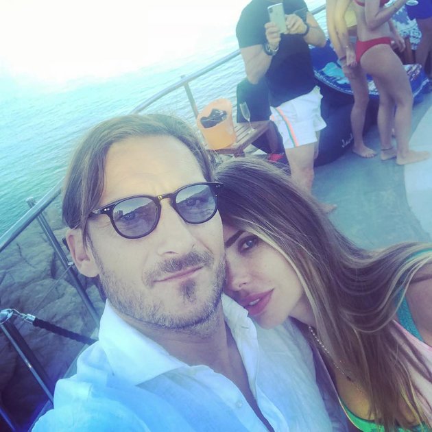Đỏ mặt với 'cảnh nóng' của Totti và vợ trên bãi biển - Bóng Đá