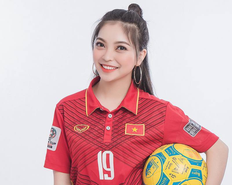 Trước thềm tứ kết, bạn gái Quang Hải chia sẻ 'bí kíp nghìn like' cổ vũ U23
