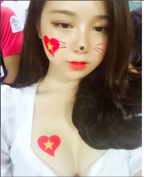 Chào mừng U23 Việt Nam, 'hotgirl ngủ gật' đăng ảnh khoe ngấn ngực bốc lửa - Bóng Đá