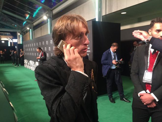 Vì sao thu nhập khủng, Modric vẫn dùng điện thoại 'cùi'? - Bóng Đá
