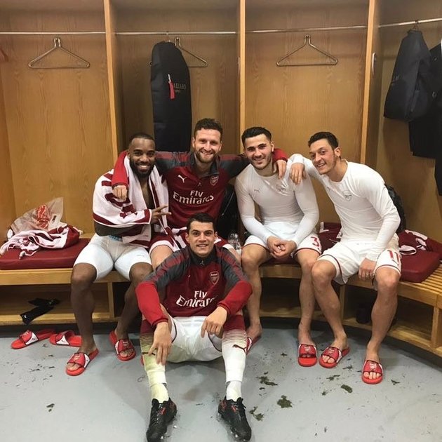 Ozil - Kolasinac: Đôi bạn 'dính như sam' tại Arsenal - Bóng Đá