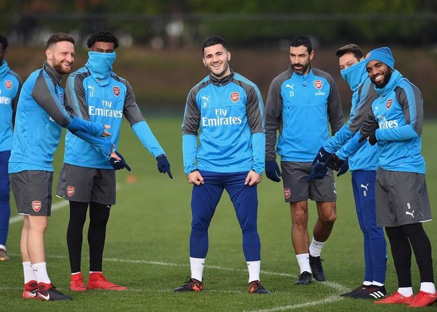 Ozil - Kolasinac: Đôi bạn 'dính như sam' tại Arsenal - Bóng Đá