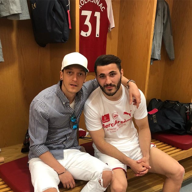 Ozil - Kolasinac: Đôi bạn 'dính như sam' tại Arsenal - Bóng Đá