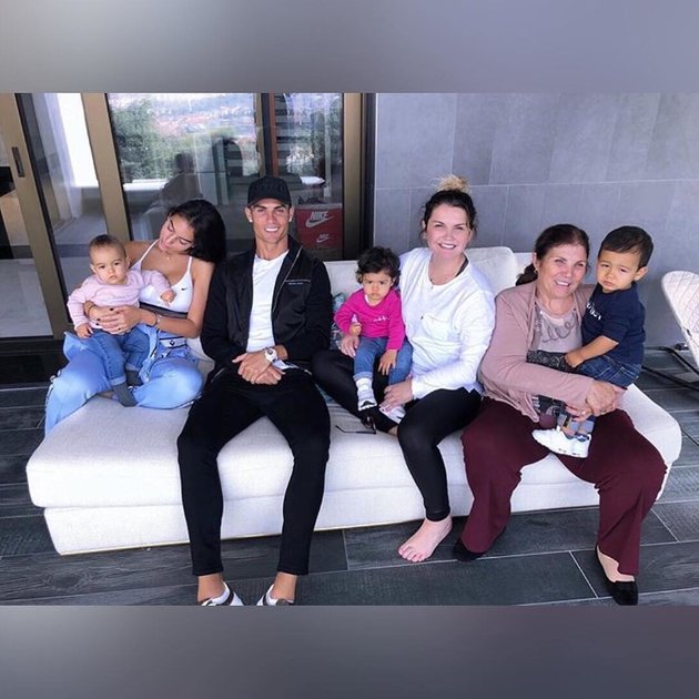 Gia đình của Ronaldo đồng lòng đẩy lùi bão scandal hiếp dâm - Bóng Đá