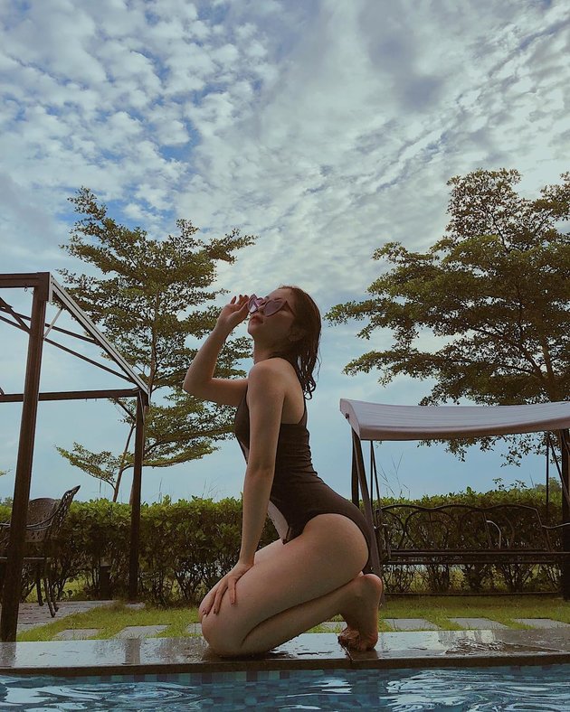 Làm nóng hậu trường AFF Cup, bạn gái Quang Hải khoe bikini gợi cảm - Bóng Đá