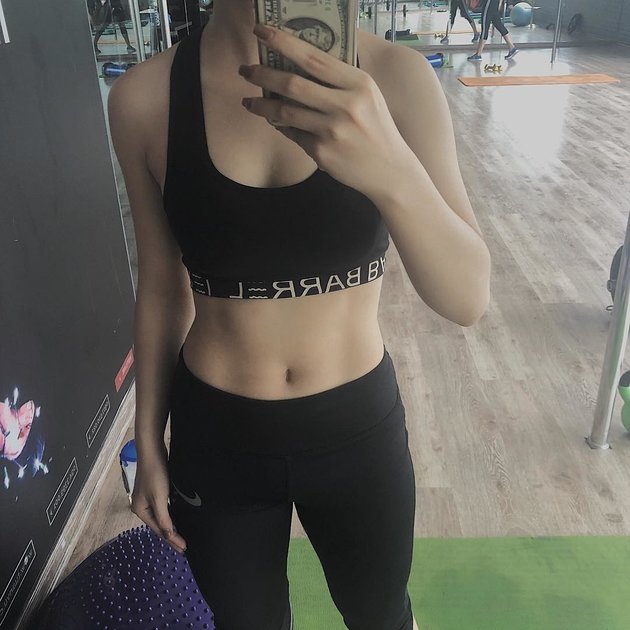 Vì mục tiêu vòng eo 56, bạn gái Qung Hải tung ảnh tập gym chăm chỉ - Bóng Đá