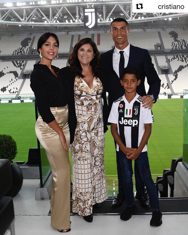 Hỏi cưới Georgina và 'mưu kế thâm sâu' của Ronaldo - Bóng Đá