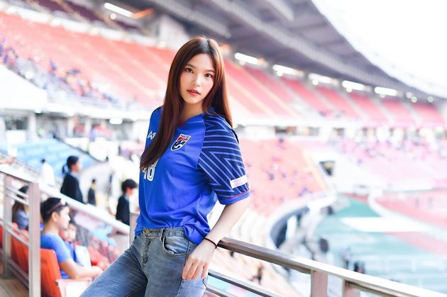 Danh tính hotgirl cổ vũ nhiệt tình đội tuyển Thái Lan - Bóng Đá