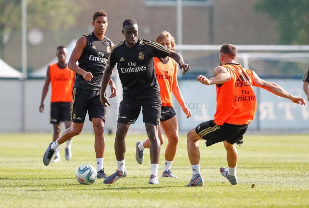 Mendy completes Real Madrid training at the Bernabeu - Bóng Đá