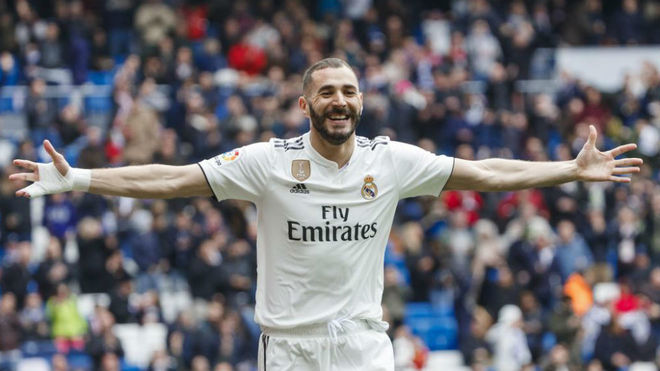 Benzema becomes more of a No.9: Four goals in four games - Bóng Đá