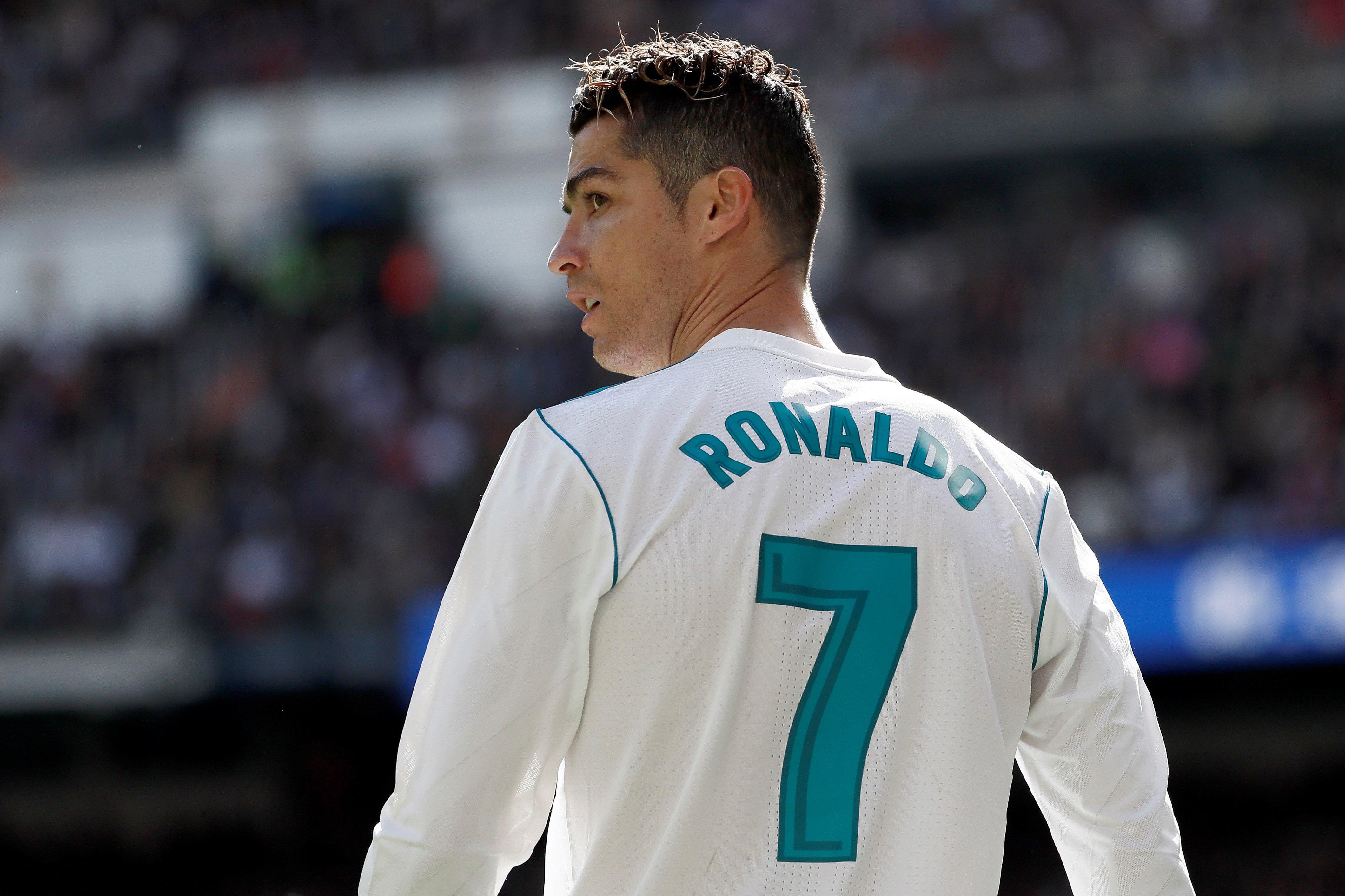Hazard: Taking the No.7 off Cristiano Ronaldo isn't easy - Bóng Đá