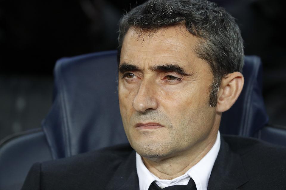 Barcelona fans call for Ernesto Valverde sacking after El Clasico stalemate - Bóng Đá
