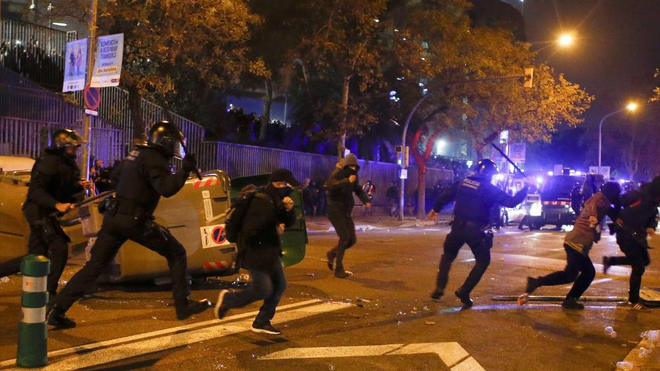 At least 46 suffer injuries as police clash with protesters outside Camp Nou - Bóng Đá