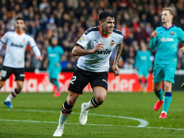 Man Utd sent scouts to watch Valencia striker Maxi Gomez score twice vs Barcelona ahead of potential summer transfer - Bóng Đá