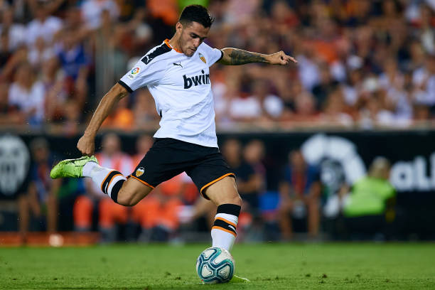 Man Utd sent scouts to watch Valencia striker Maxi Gomez score twice vs Barcelona ahead of potential summer transfer - Bóng Đá