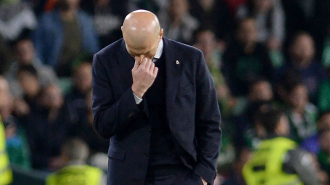“Stupid and clueless”: These Real Madrid fans turn against Zidane after loss to Real Betis - Bóng Đá