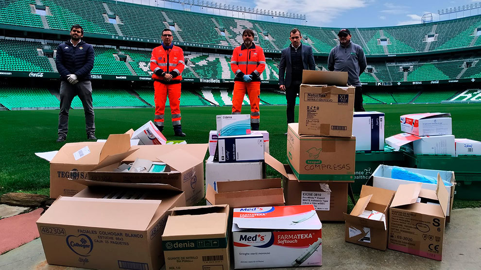 Real Betis donate medical supplies to local hospital - Bóng Đá
