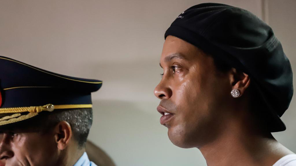 Ronaldinho turns to carpentry to pass the time in prison - Bóng Đá