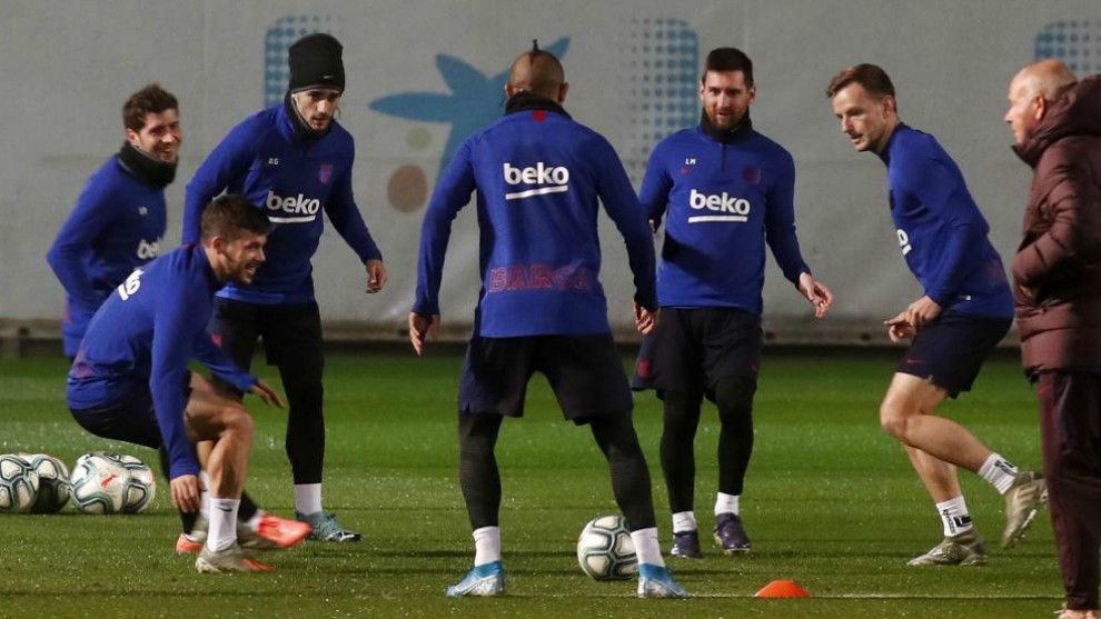Barcelona confirm that players will start coronavirus tests on Wednesday - Bóng Đá