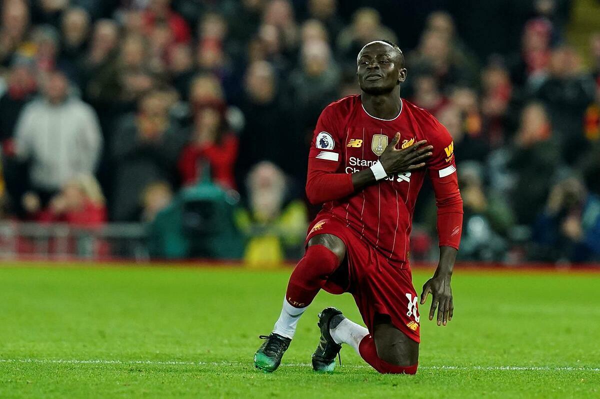 The Express are reporting that Liverpool are set to offer Sadio Mane a contact extension, and increase in salary. - Bóng Đá