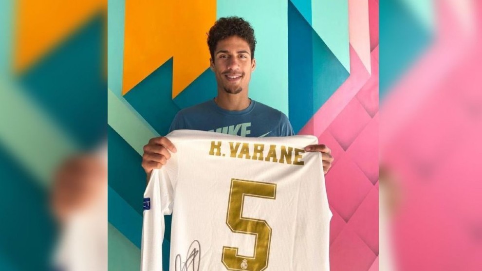 Varane raises 4,300 euros for Lens hospitals by auctioning shirt - Bóng Đá