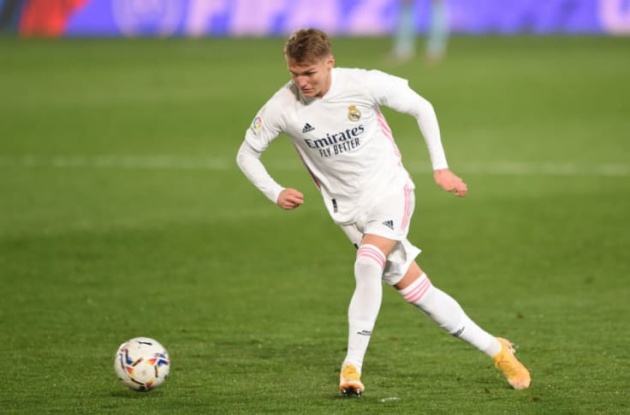 Những tưởng được trọng dụng hơn, tuy nhiên Odegaard giờ lại đối mặt với viễn cảnh phải rời Real tiếp ngay tháng Giêng 2021. Điểm đến được truyền thông đồn đoán thời gian qua là Arsenal.