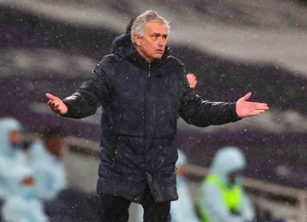 Mourinho đối diện tình cảnh khó khăn.