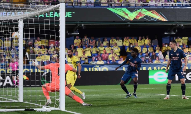 Chủ nhà nhân đôi cách biệt từ tính huống sơ hở thứ 2 của hàng phòng ngự Arsenal.