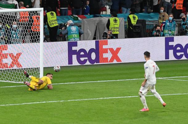 Donnarumma cản phá quả phạt đền của Morata.